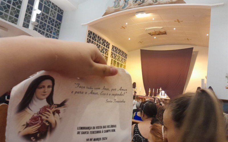 Lembrança distribuída aos fiéis na Paróquia Santa Teresinha de Campo Bom  | abc+