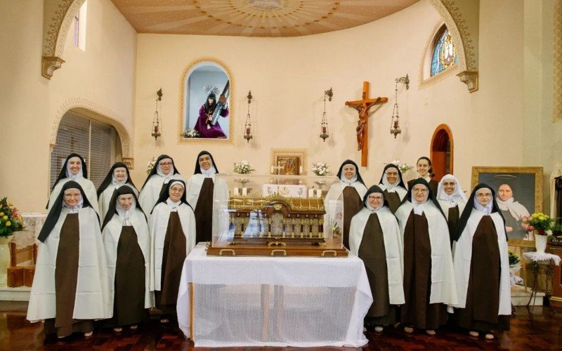 Carmelitas de São Leopoldo saem da clausura para tocarem urna das relíquias de Santa Teresinha | abc+