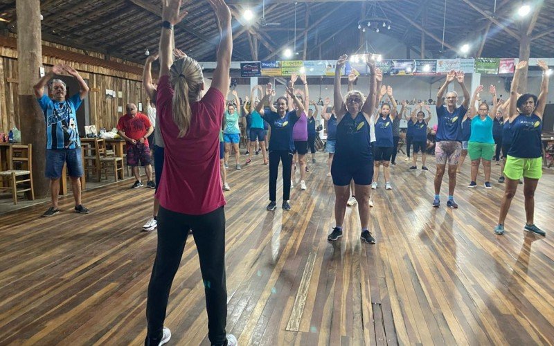 Na segunda-feira (18), pela manhÃ£, um grupo de alunos da terceira idade, lotou a Sede do CTG GalpÃ£o Sentinela do Pago, que participavam com alegria do exercÃ­cio fÃ­sico matinal. 