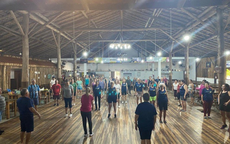 Na segunda-feira (18), pela manhÃ£, um grupo de alunos da terceira idade, lotou a Sede do CTG GalpÃ£o Sentinela do Pago, que participavam com alegria do exercÃ­cio fÃ­sico matinal. 