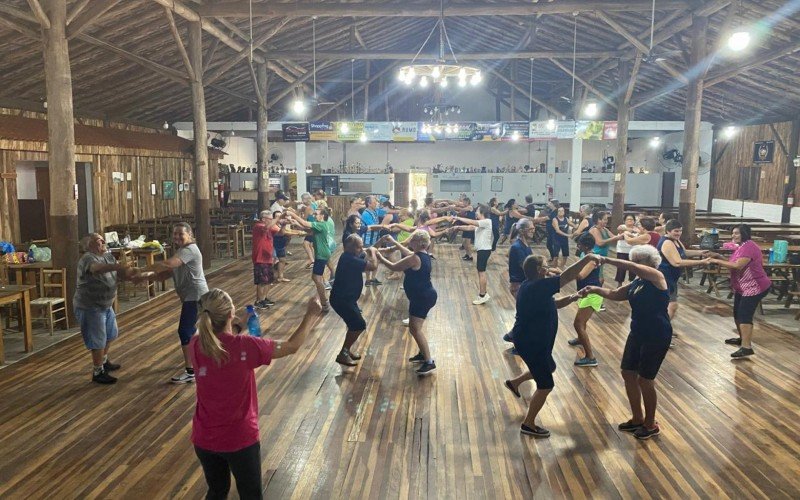 Na segunda-feira (18), pela manhÃ£, um grupo de alunos da terceira idade, lotou a Sede do CTG GalpÃ£o Sentinela do Pago, que participavam com alegria do exercÃ­cio fÃ­sico matinal. 