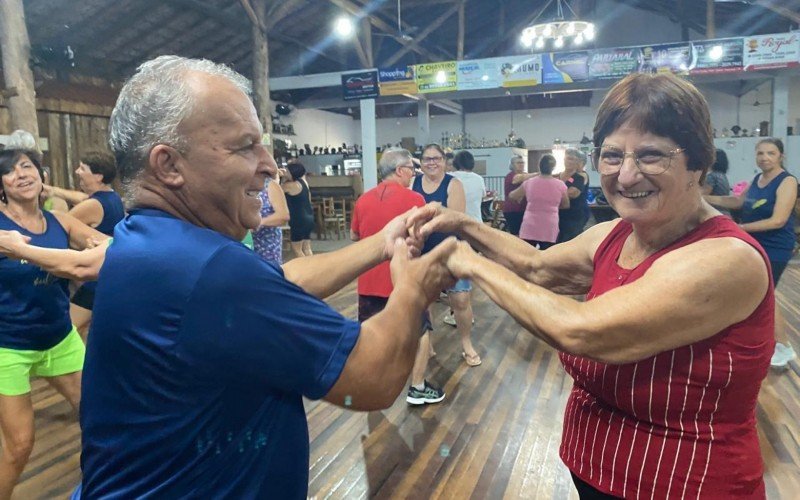 Na segunda-feira (18), pela manhÃ£, um grupo de alunos da terceira idade, lotou a Sede do CTG GalpÃ£o Sentinela do Pago, que participavam com alegria do exercÃ­cio fÃ­sico matinal. 