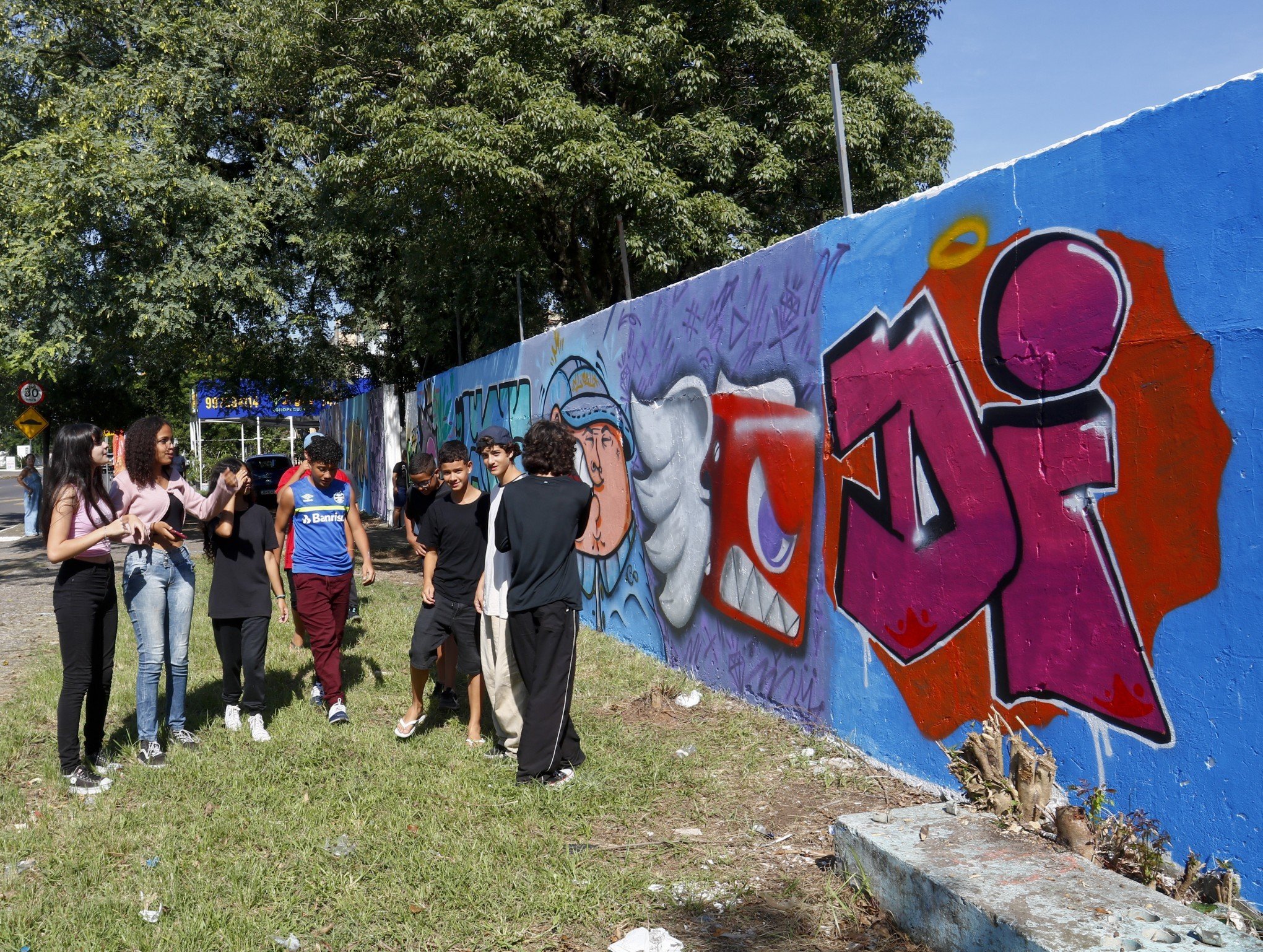 Muros da EEEF Guanabara ganham vida por meio do grafite