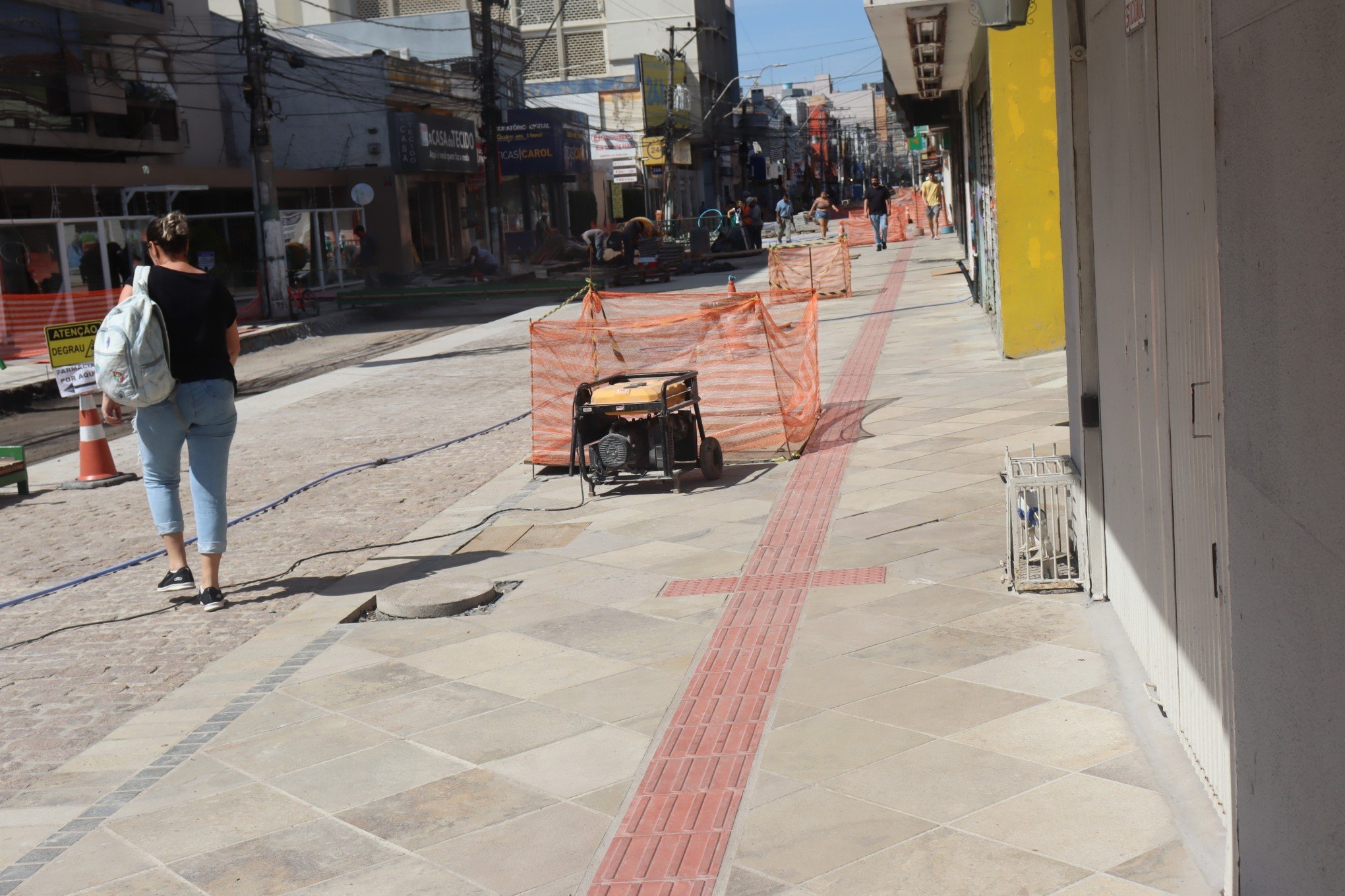 Obra na Rua IndependÃªncia - atualizaÃ§Ã£o da primeira quadra, com calÃ§ada do lado direito liberada - 18.03