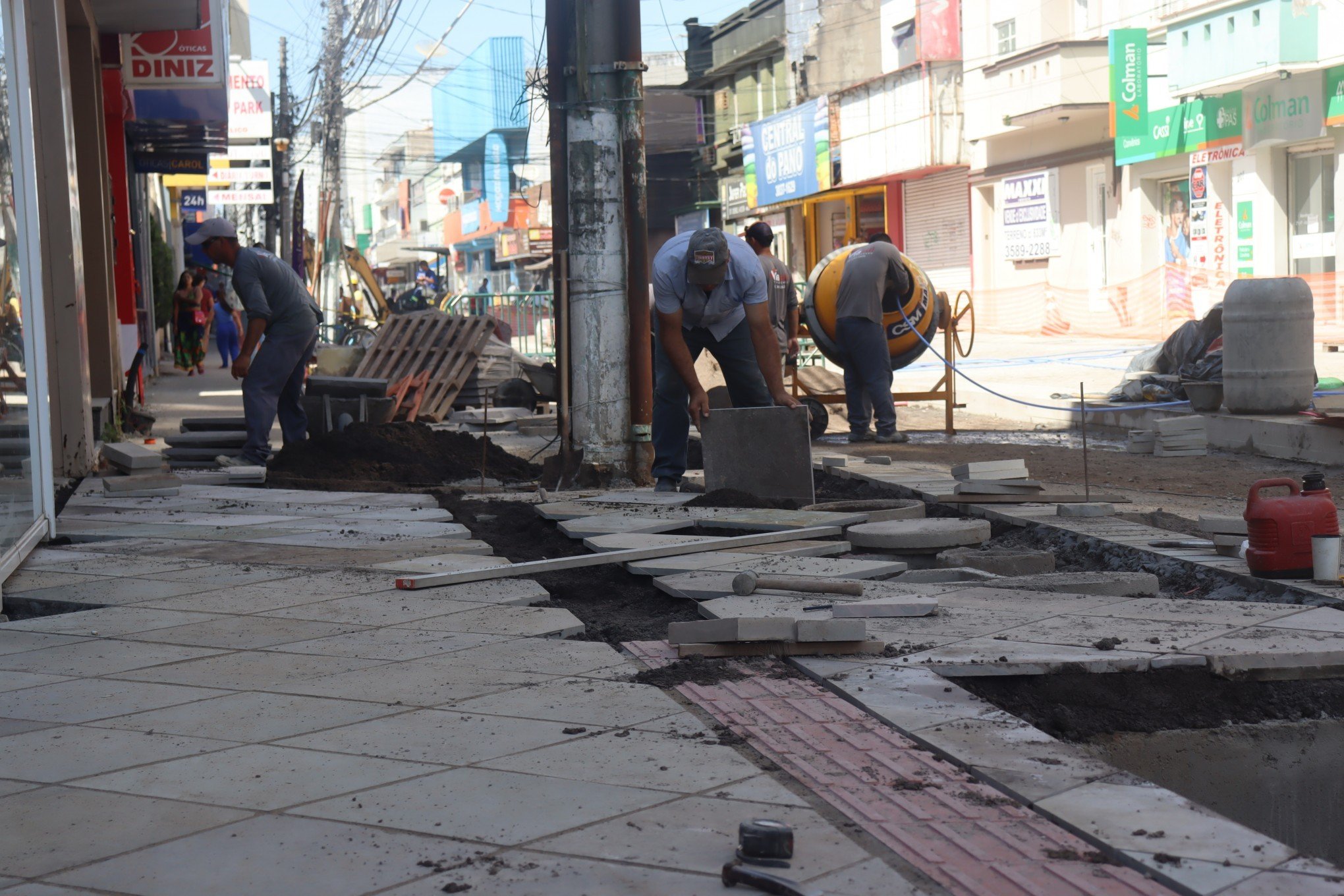 Obra na Rua Independência - atualização da primeira quadra, com calçada do lado direito liberada e equipes fazendo a calçada do lado esquerdo - 18.03