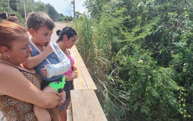 Alex Ismael Ricardo Pires, 5 anos, no colo da avÃ³ Maria e com a mÃ£e dele Sabrina Ricardo Tavares, 28, | abc+