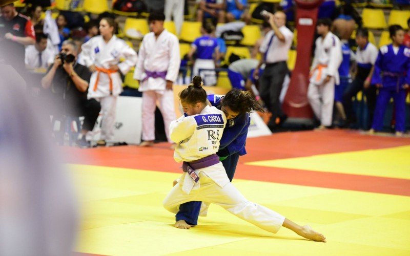 Gabrielli Casola (de branco) voltou com a medalha de prata da Copa São Paulo de Judô | abc+