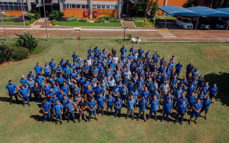 Colaboradores e lideranças da Ensinger Brasil na foto oficial pelos 25 anos da empresa no Vale do Sinos, registrada na semana passada nas instalações da unidade leopoldense | abc+