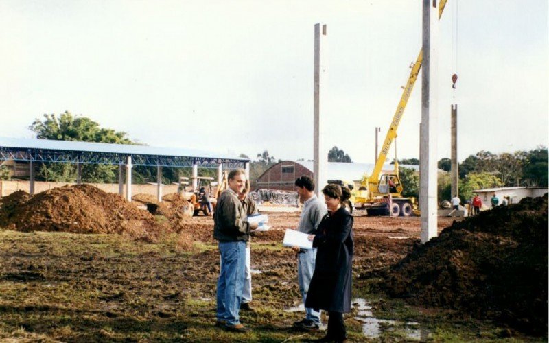 Primeira mulher a ser contratada pela Ensinger, Ana Paula Celiberto com a planta da fábrica nas mãos, no início da construção da unidade leopoldense em 1998 | abc+