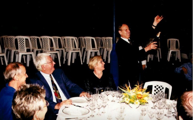 O fundador Wilfried Ensinger comandando o brinde na inauguração do parque fabril da unidade da Ensinger no Vale do Sinos, em 19 de março de 1999 | abc+
