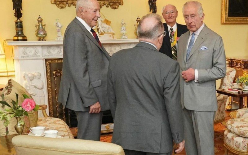 Rei Charles III em reunião com veteranos da Guerra da Coreia no Palácio de Buckingham | abc+
