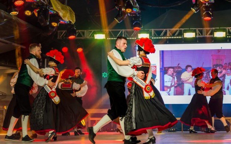 Volkstanzgruppe Tannenwald, da localidade de Pinhal Alto, representa em seu traje a regiÃ£o de HunsrÃ¼ck