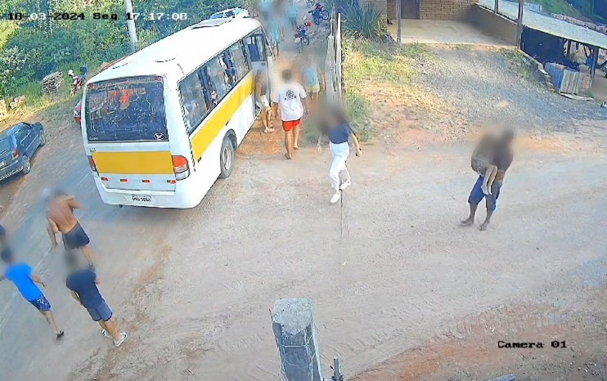 Vídeo mostra momento em que crianças são socorridas por funcionários de pedreira após ônibus escolar tombar em Taquara