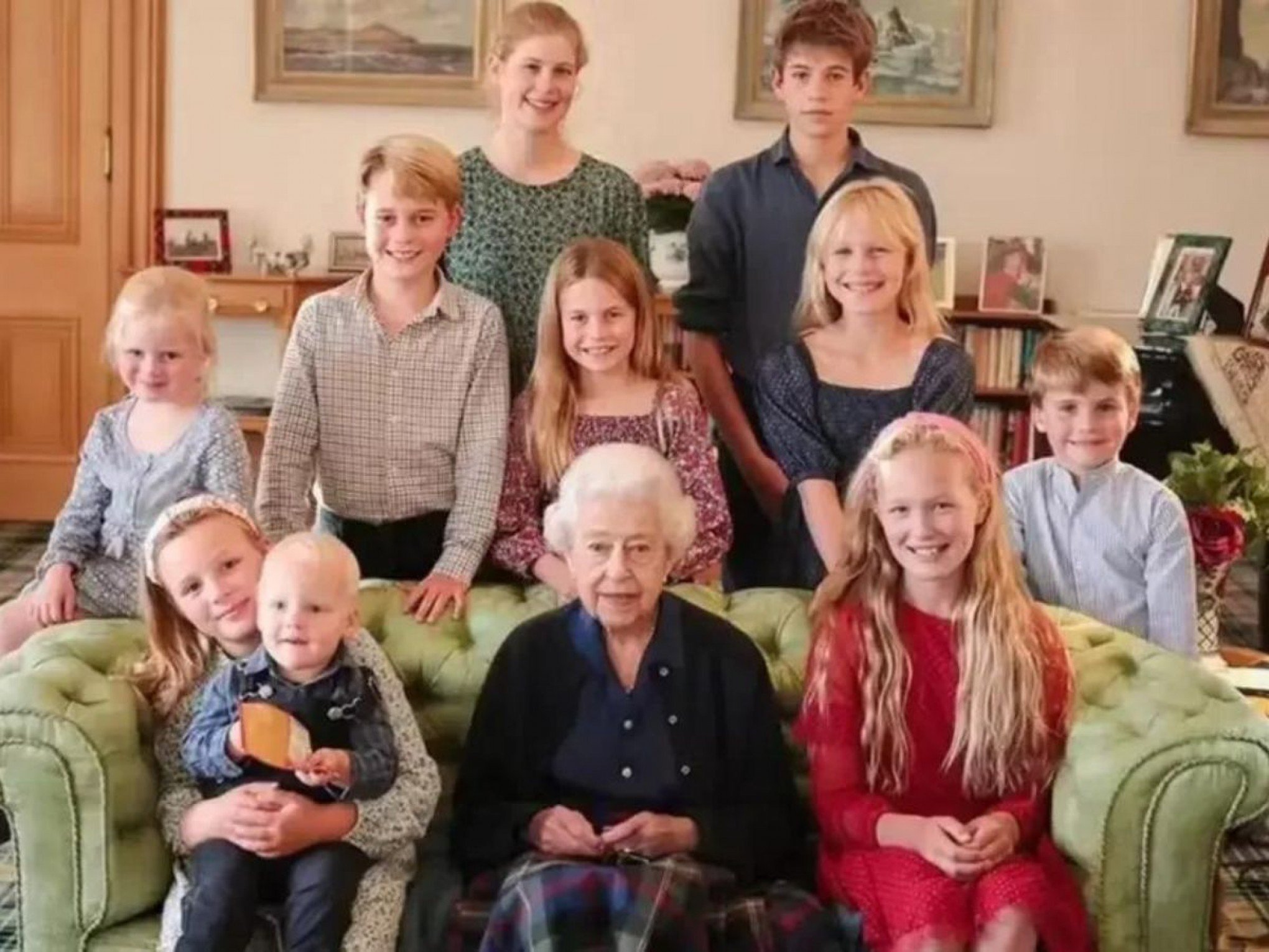 Foto de Rainha Elizabeth II com netos também foi manipulada? Veja o que diz agência