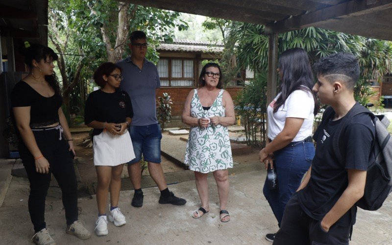 Diretora da escola Vila Becker, Bernardete Flamia Fasolo (ao centro) relata que a falta de funcionários é um problema recorrente dos últimos anos | abc+