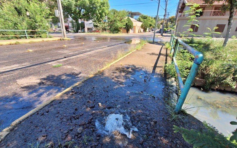 Buraco para instalação de placa de sinalização provocou rompimento de cano de água da Comusa | abc+