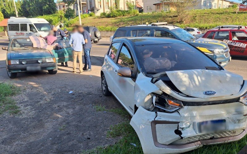 BR-116: Carros colidem e acidente causa congestionamento de 4 quilÃ´metros