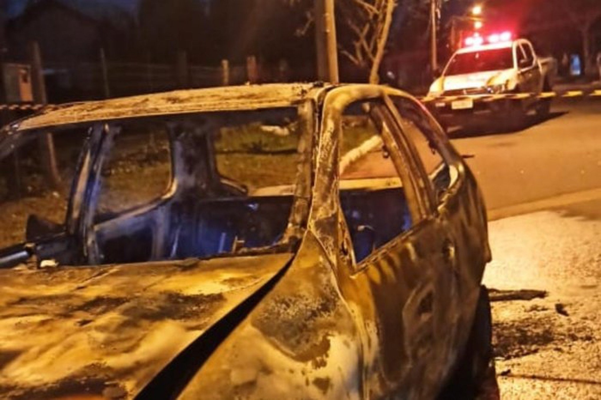 ONDA DE VIOLÊNCIA: Criminosos queimam carro para eliminar vestígios de assassinato a tiros
