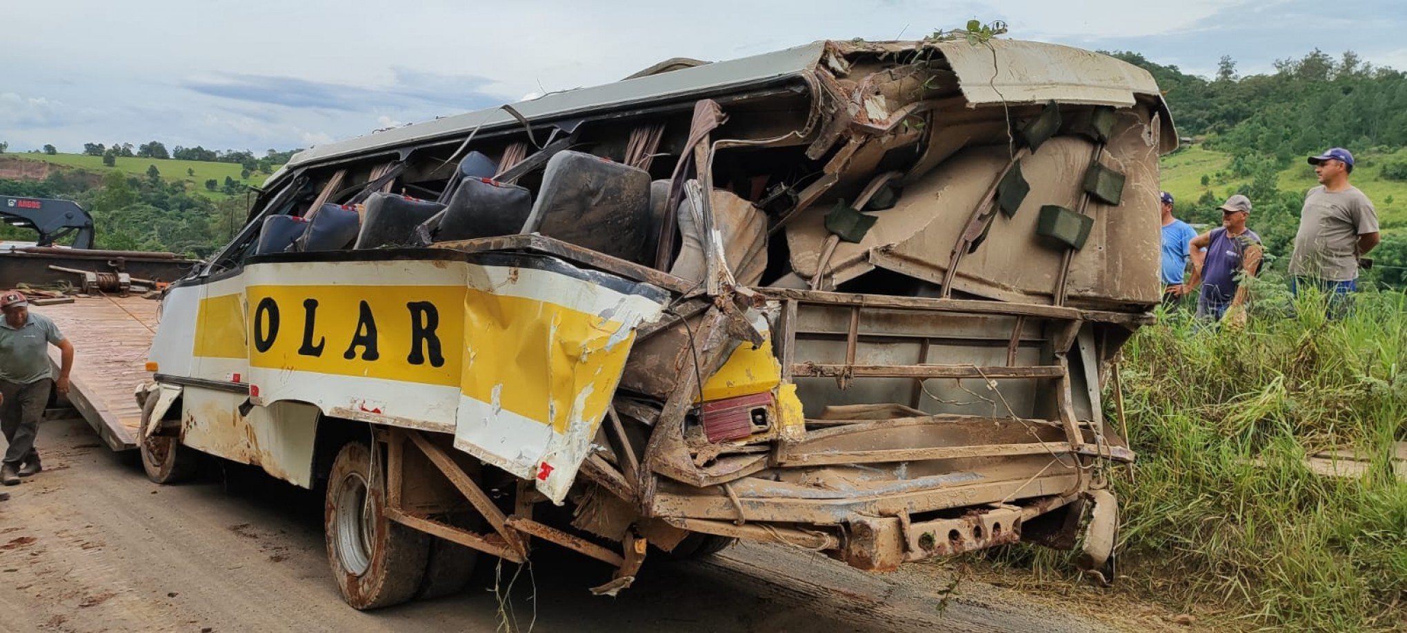 VÍDEO: Imagens mostram como ficou o ônibus escolar que caiu ao lado de ponte com crianças em Taquara