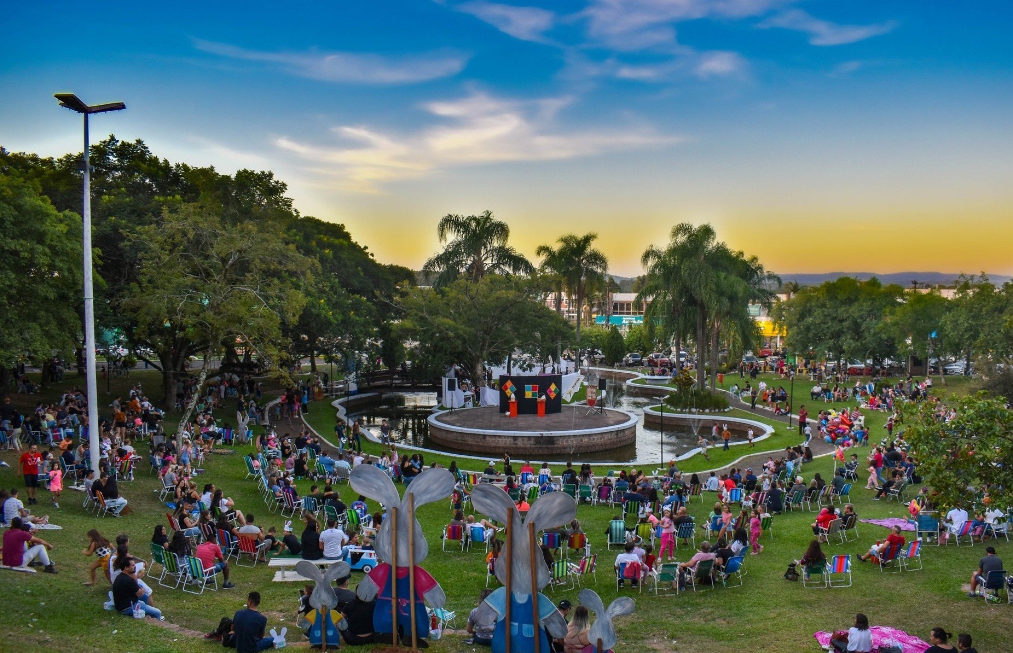 CaÃ§a aos ovos reuniu centenas de pessoas na PraÃ§a do Chafariz em 2023