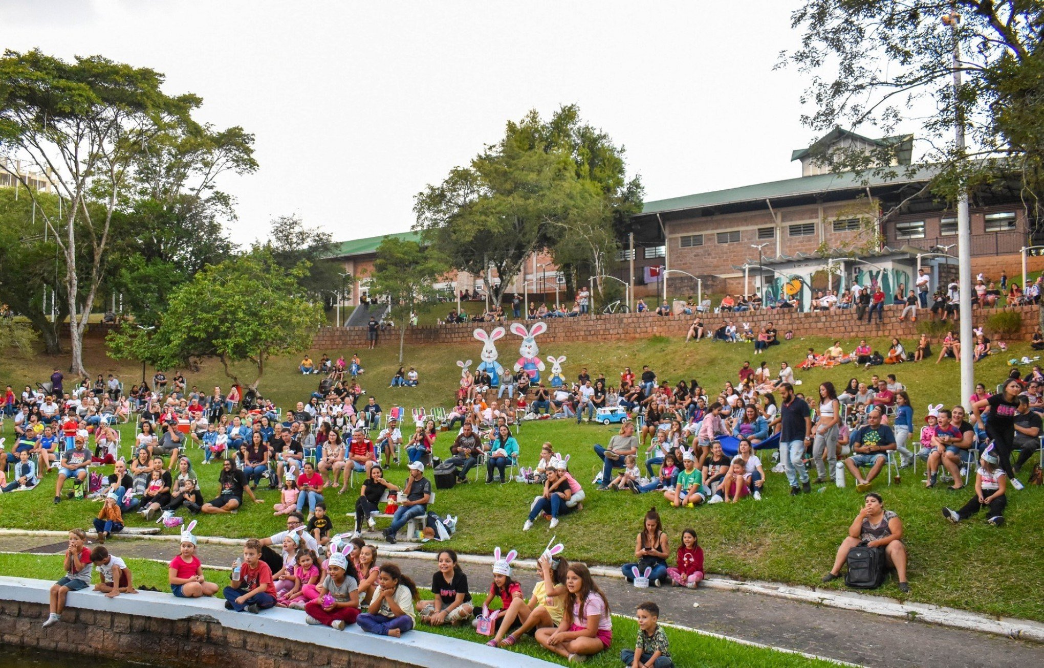 Em 2023, CaÃ§a aos ovos reuniu centenas de pessoas na PraÃ§a do Chafariz, em PortÃ£o