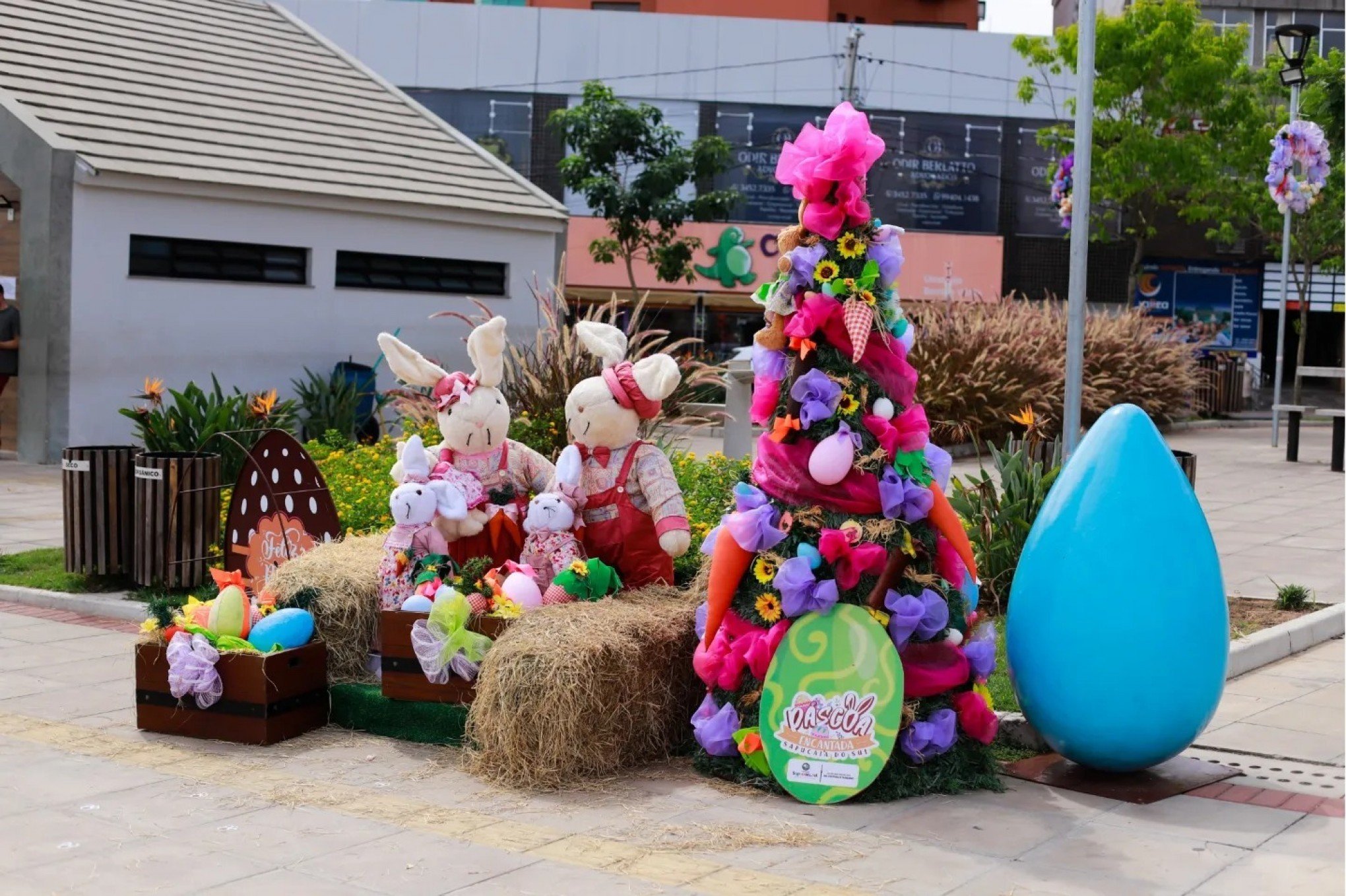 PraÃ§a General Freitas, no Centro de Sapucaia do Sul, estÃ¡ decorada para a PÃ¡scoa