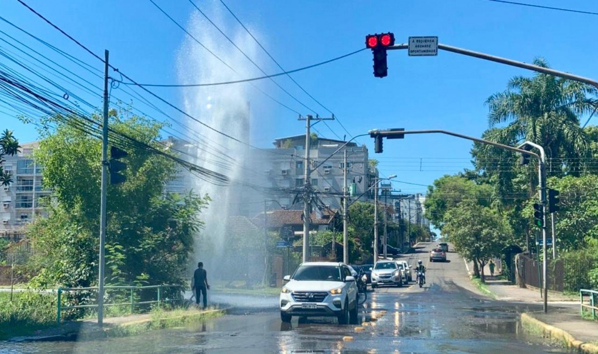 VÍDEO: Adutora de água rompe e cria "chafariz" na área central de Novo Hamburgo