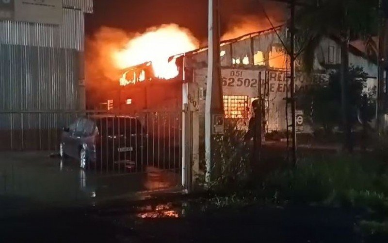 Incêndio em fábrica de reboques localizada em Portão  | abc+