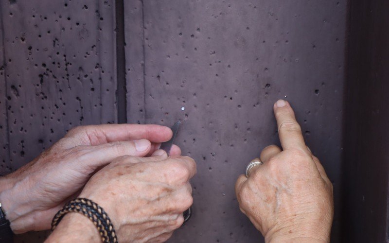 Marcas de tiros na porta da casa construÃ­da hÃ¡ mais de 100 anos