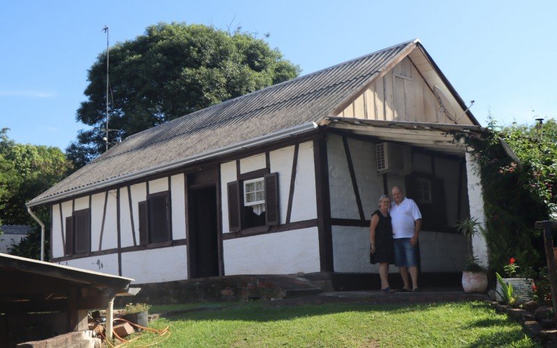 Rosa Maria e Marco Antonio Anschau em sua casa enxaimel