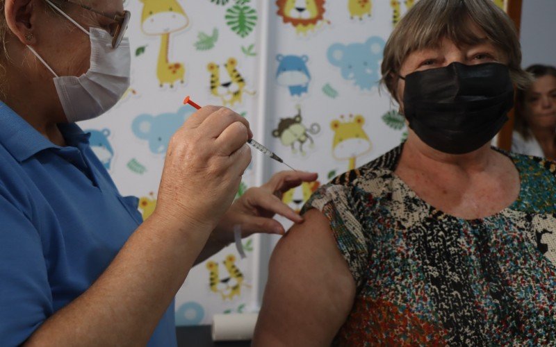 Romilda Schuck, 73, moradora do bairro Pátria Nova, aproveitou o início da vacinação contra a gripe | abc+