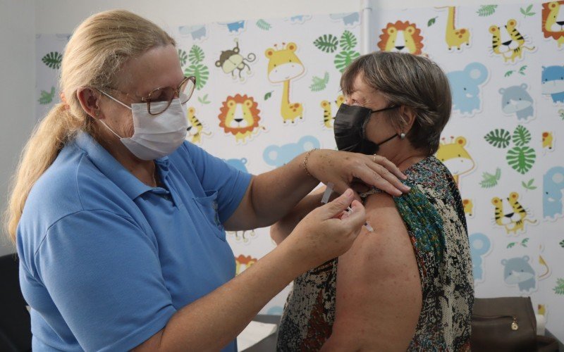 Romilda Schuck, 73, moradora do bairro Pátria Nova, aproveitou o início da vacinação contra a gripe e tomou a dose de reforço da covid-19 | abc+