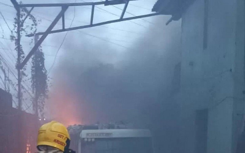 Bombeiros combateram fogo e fizeram o rescaldo por cerca de quatro horas em Cachoeirinha  | abc+