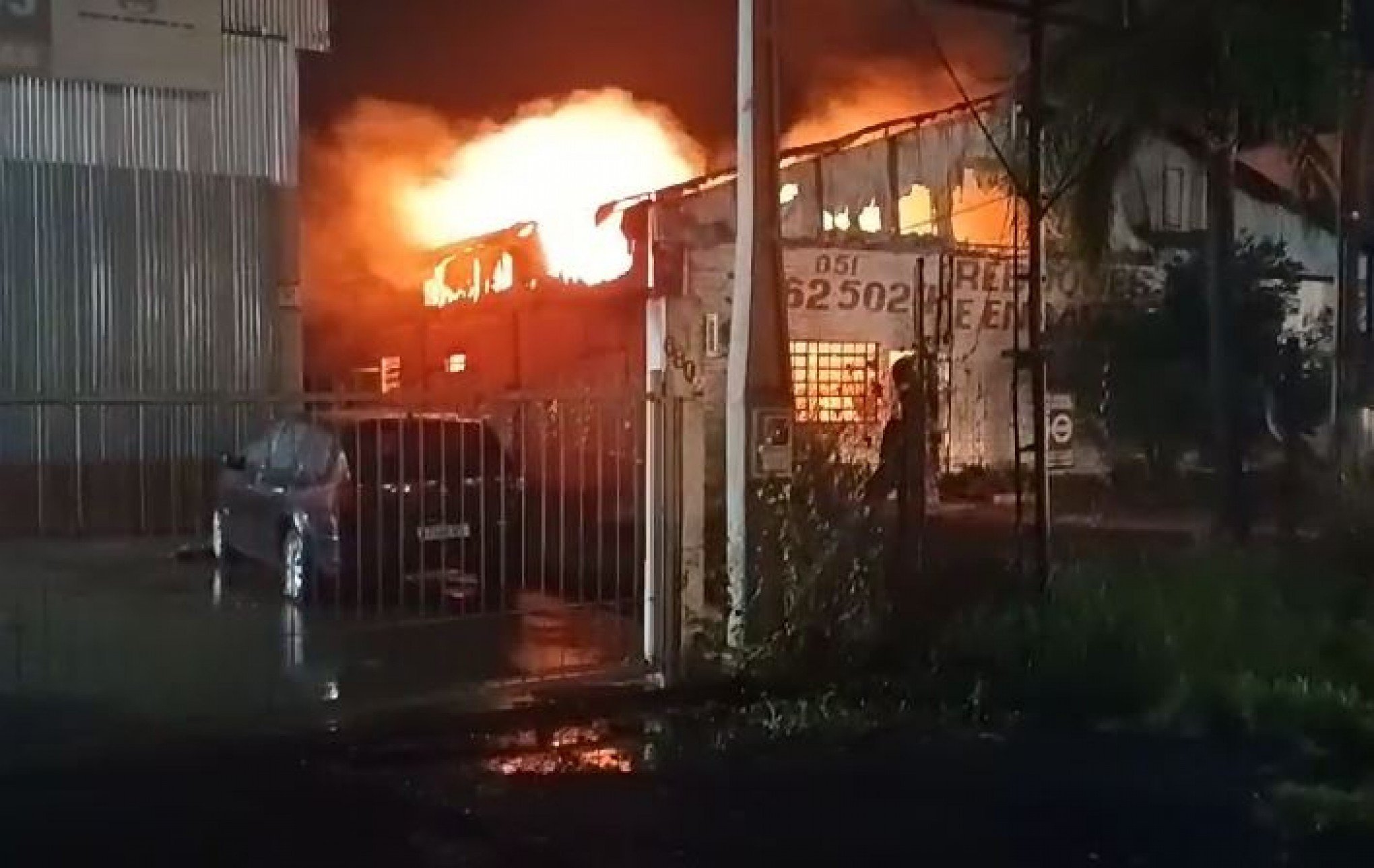 VÍDEO: Incêndio atinge fábrica de reboques e consome cerca de 40% da empresa