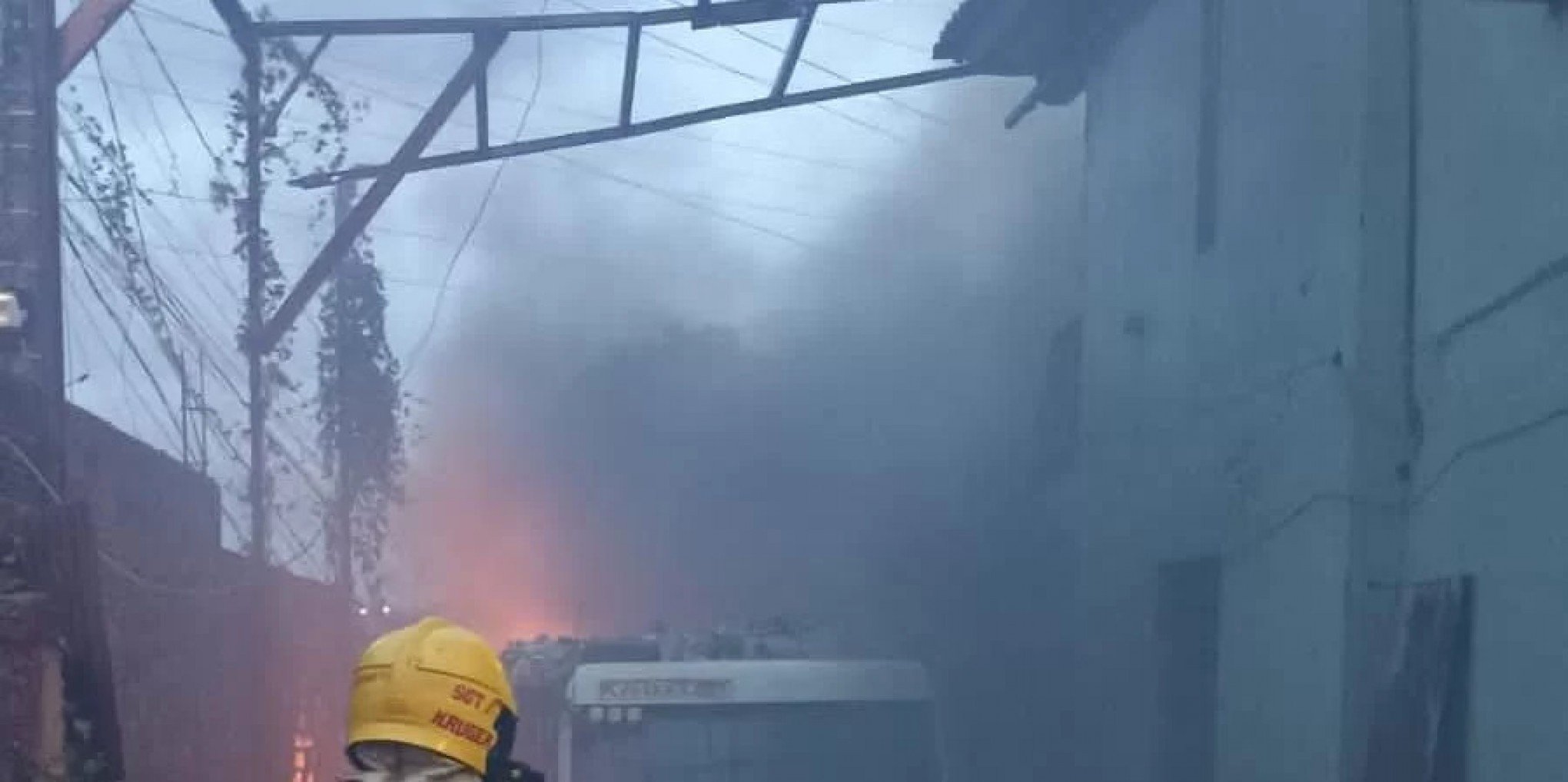 Incêndio atinge duas casas durante a madrugada e assusta moradores de Cachoeirinha