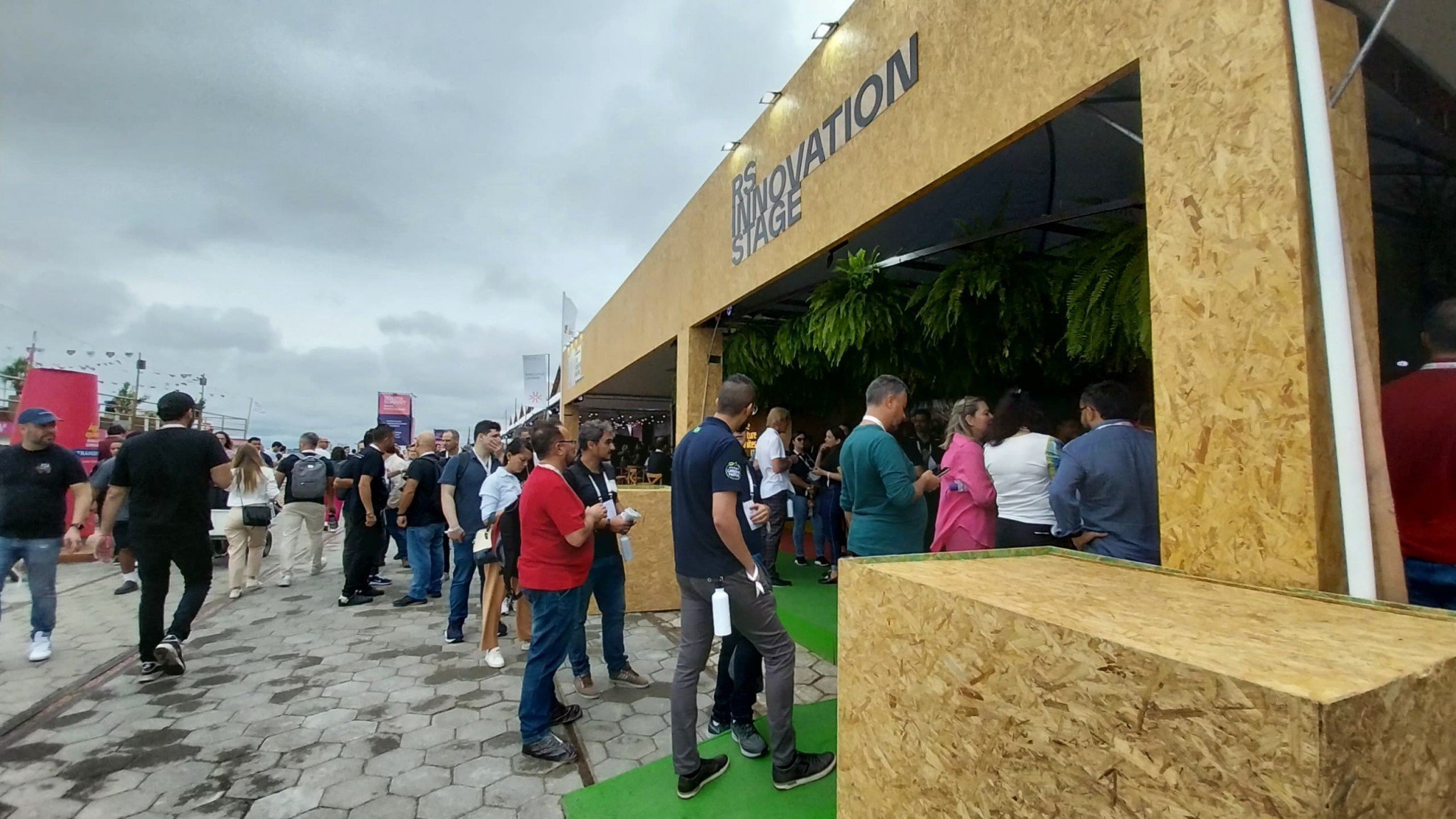 SOUTH SUMMIT BRAZIL: Máquina que empresta guarda-chuva está entre as ideias apresentadas no evento