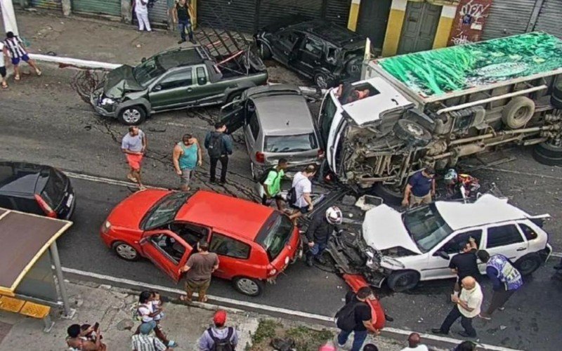 Acidente em Niterói envolve 11 veículos e deixa 8 feridos | abc+