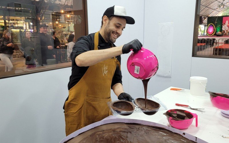 Chef Léo Vilela faz escultura de chocolate ao vivo em Gramado