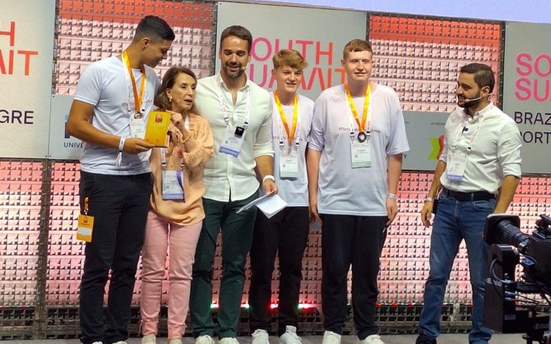 Alunos foram premiados pelo governador Eduardo Leite, e o vice Gabriel Souza | abc+