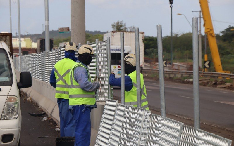 ConsÃ³rcio BR-116 Norte estÃ¡ recolocando postes de iluminaÃ§Ã£o pÃºblica e deu inÃ­cio a instalaÃ§Ã£o de tela de proteÃ§Ã£o antiofuscante no eixo central da BR-116