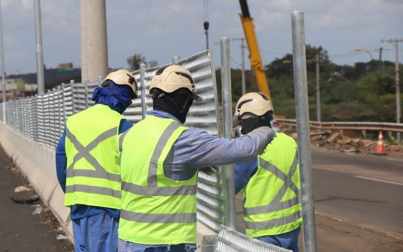 ConsÃ³rcio BR-116 Norte estÃ¡ recolocando postes de iluminaÃ§Ã£o pÃºblica e deu inÃ­cio a instalaÃ§Ã£o de tela de proteÃ§Ã£o antiofuscante no eixo central da BR-116