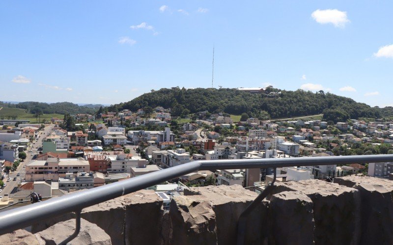 Vista do Campanário permite ver a cidade e os vinhedos