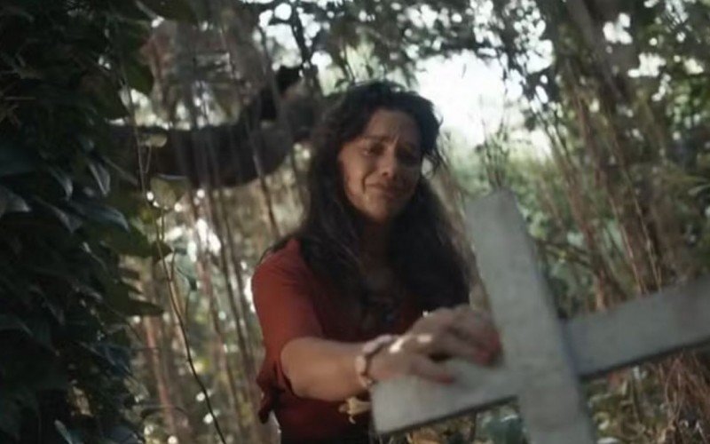 Morena (Ana Cecília Costa) visita pela primeira vez o túmulo do filho, em Renascer | abc+