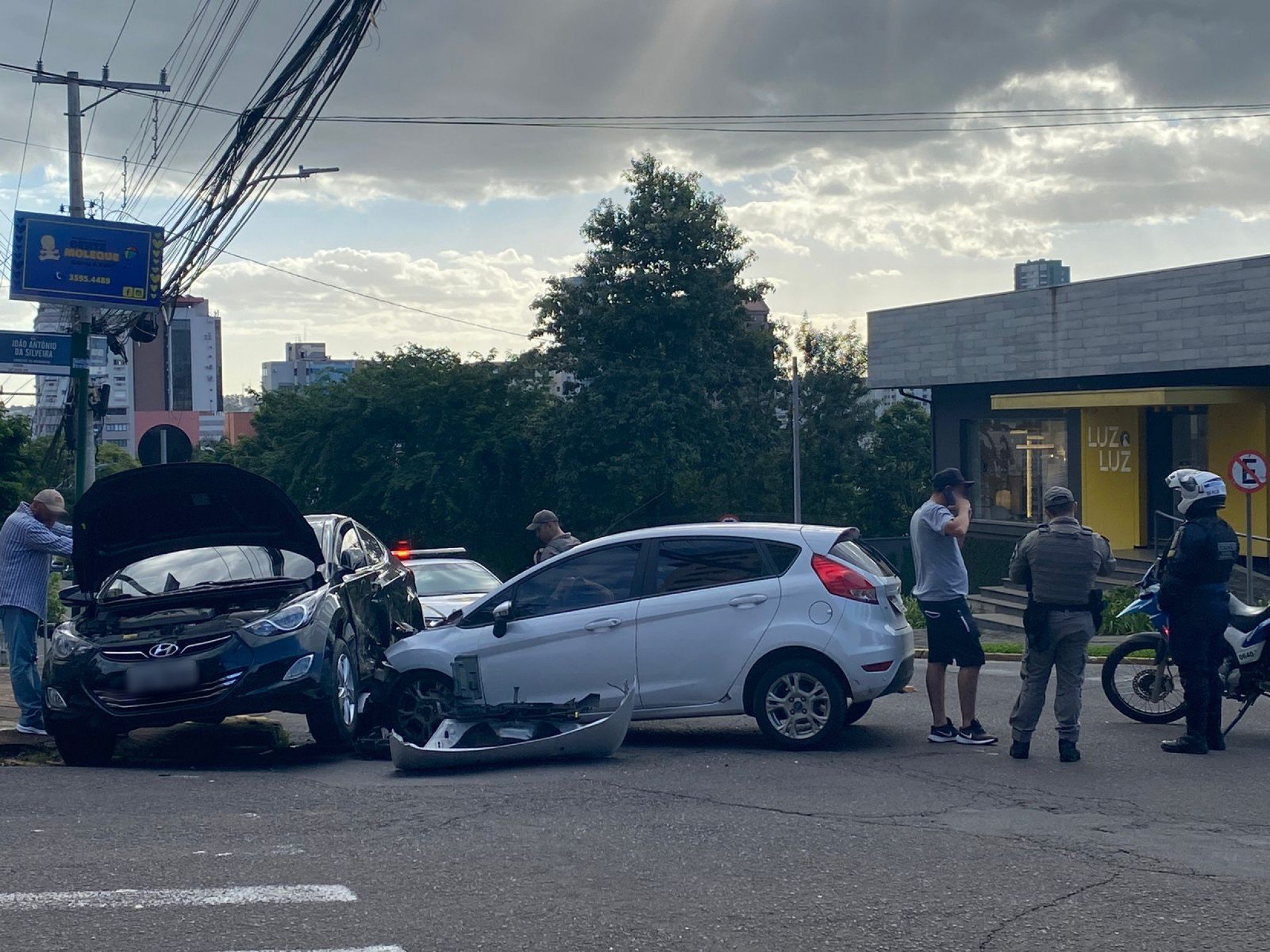 ACIDENTE DE TRÂNSITO: Carros colidem no Centro de Novo Hamburgo; rua é bloqueada