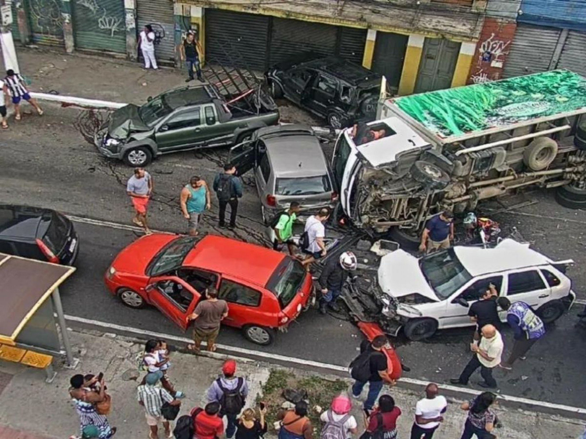 ACIDENTE DE TRÂNSITO: Colisão entre 11 veículos deixa 8 feridos em Niterói; veja o que se sabe