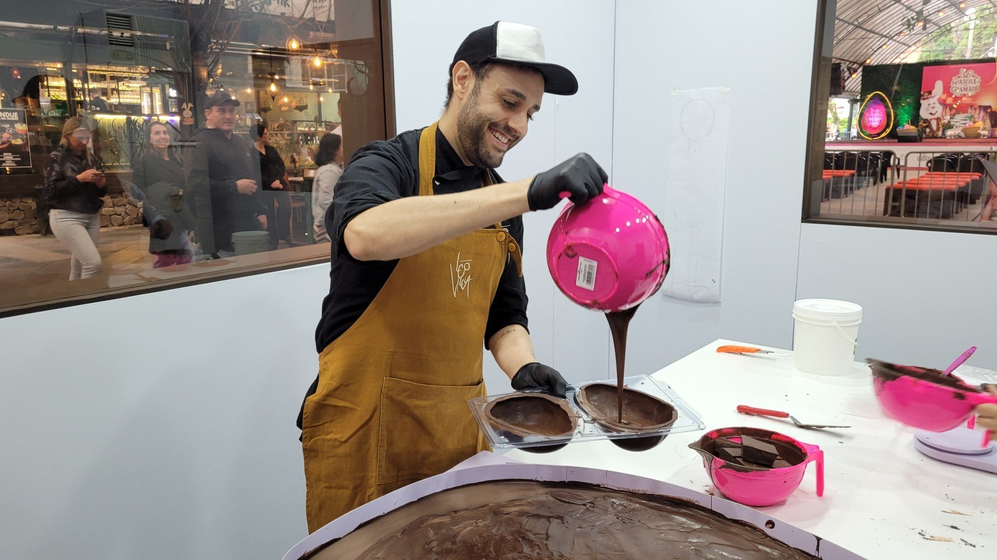 PÁSCOA: Escultura com 120 quilos de chocolate é montada ao vivo por chef em Gramado