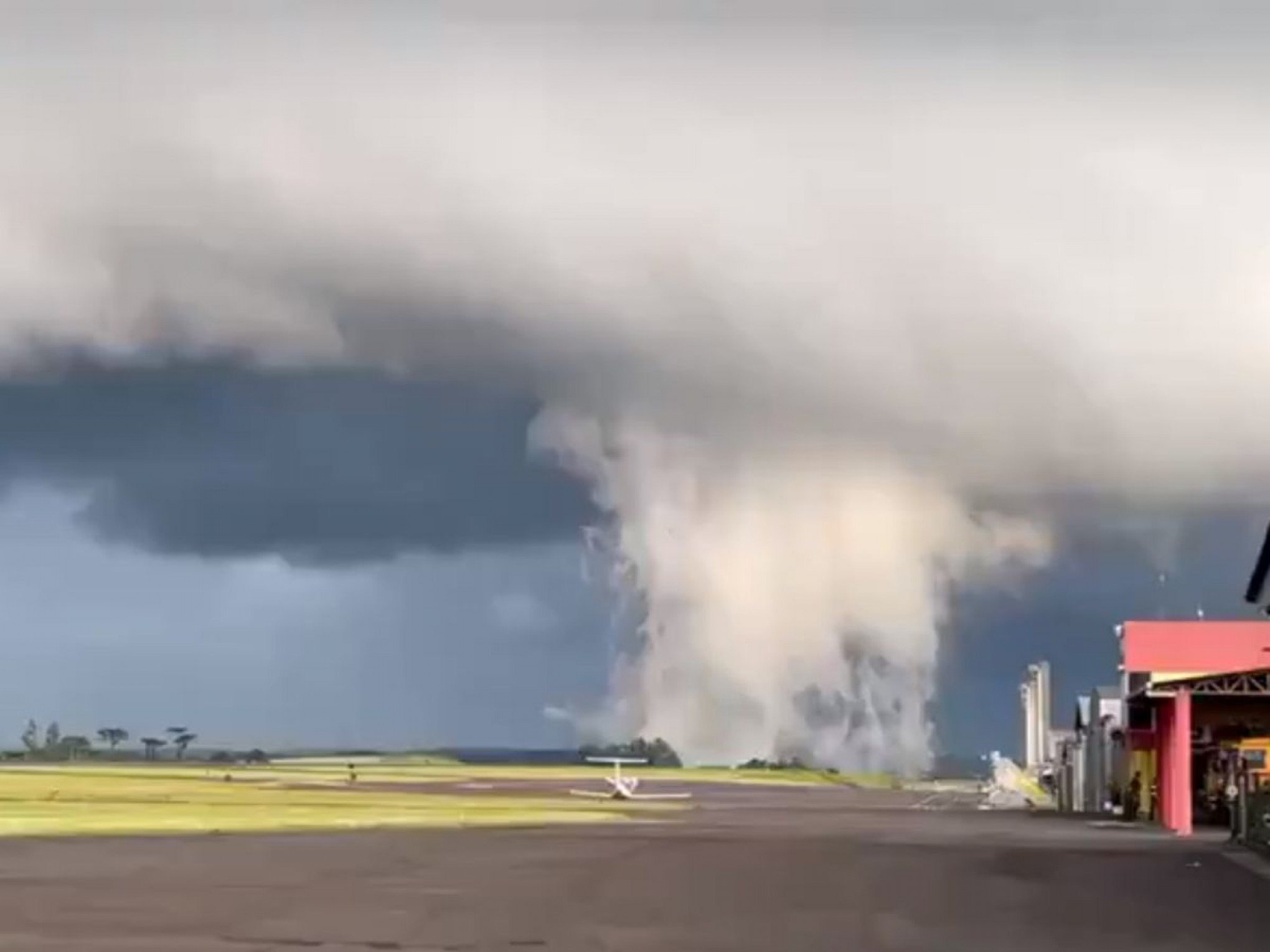 VÍDEO: Nuvem gigante é vista em aeroporto de Santa Catarina momentos antes de temporal