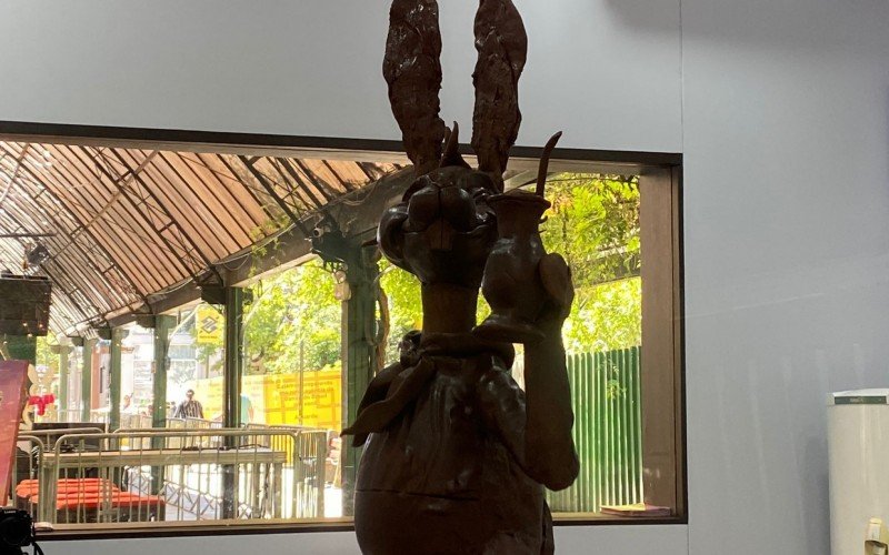 ConfecÃ§Ã£o da escultura com 120 quilos de chocolate em Gramado