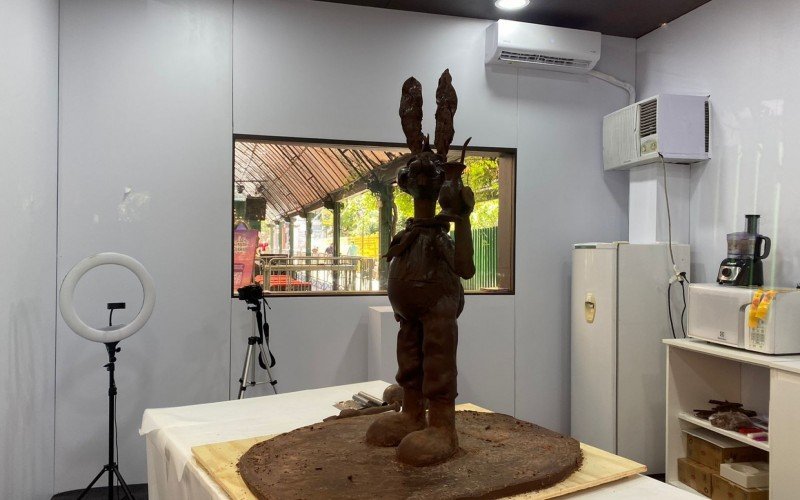 ConfecÃ§Ã£o da escultura com 120 quilos de chocolate em Gramado