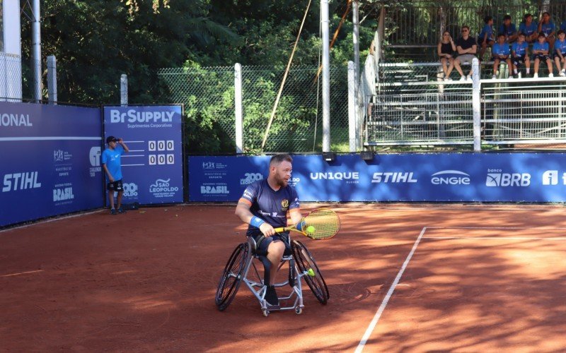 Diego Kohlrausch na quadra principal do São Leopoldo Tênis Clube